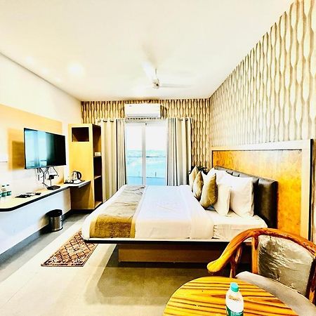 Hotel Lake View Airport Zone Хидерабад Екстериор снимка