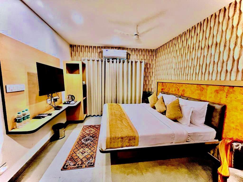 Hotel Lake View Airport Zone Хидерабад Екстериор снимка