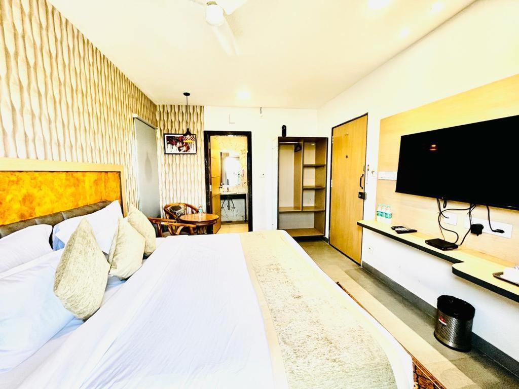 Hotel Lake View Airport Zone Хидерабад Екстериор снимка