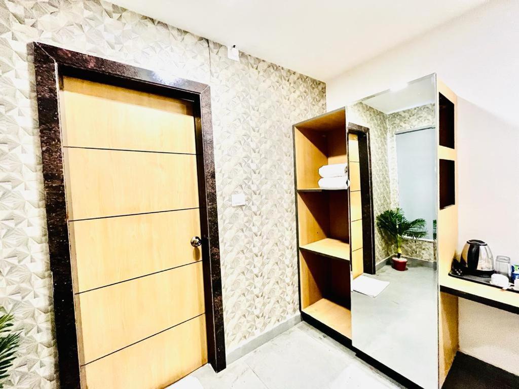 Hotel Lake View Airport Zone Хидерабад Екстериор снимка