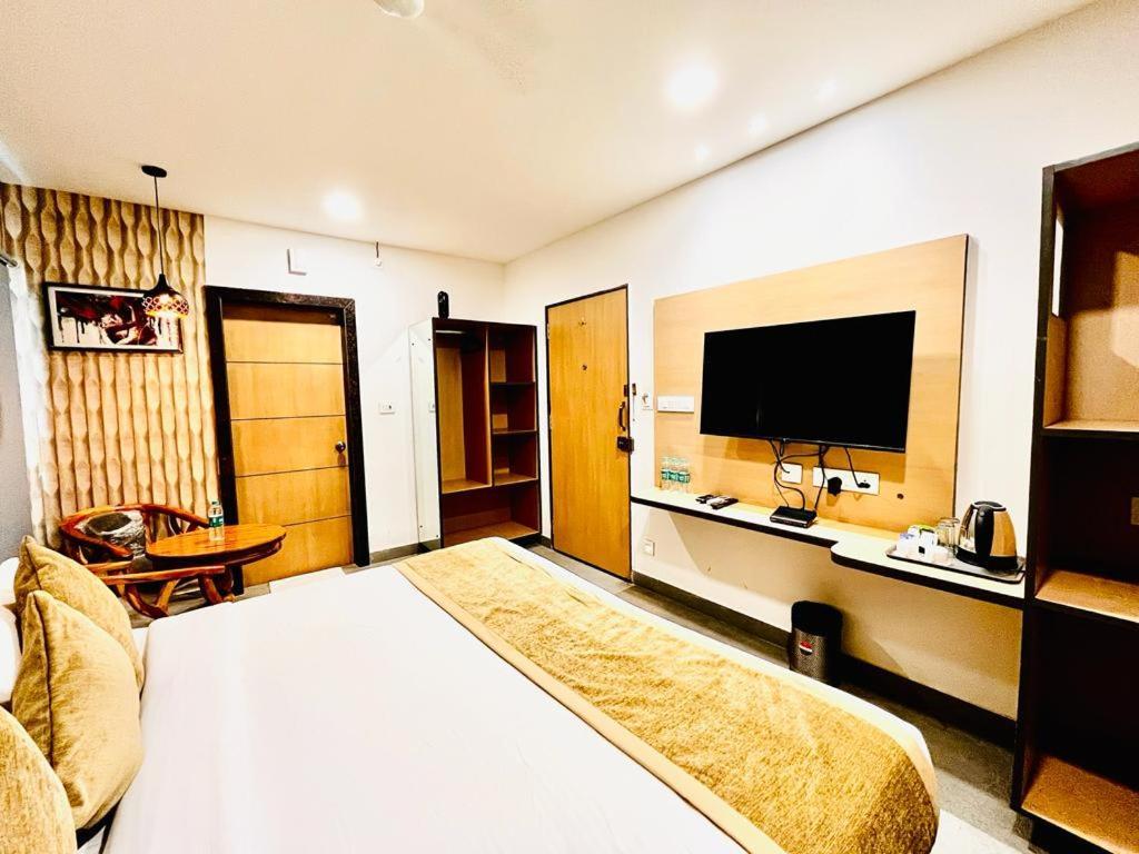 Hotel Lake View Airport Zone Хидерабад Екстериор снимка