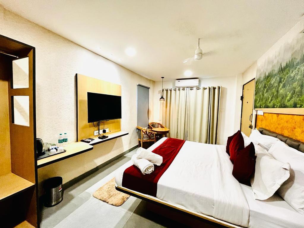 Hotel Lake View Airport Zone Хидерабад Екстериор снимка