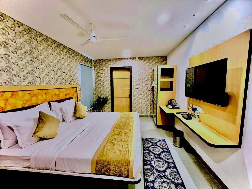 Hotel Lake View Airport Zone Хидерабад Екстериор снимка