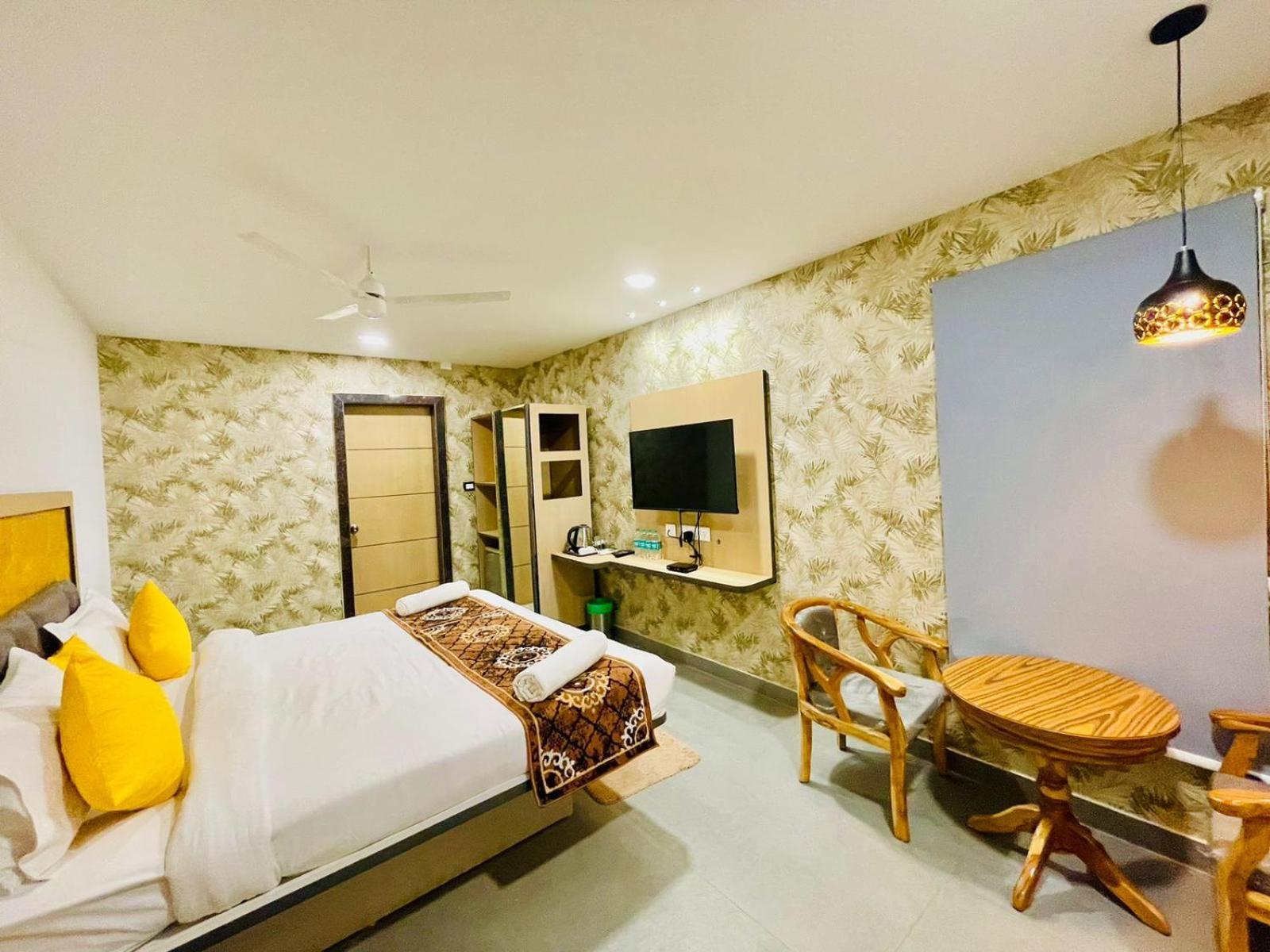 Hotel Lake View Airport Zone Хидерабад Екстериор снимка