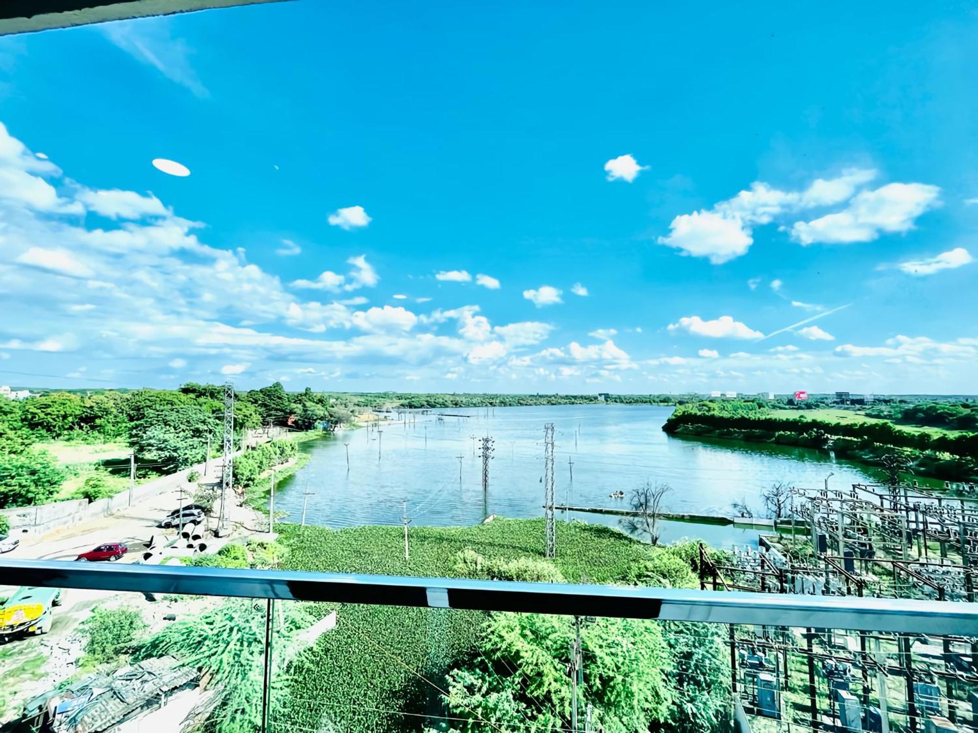 Hotel Lake View Airport Zone Хидерабад Екстериор снимка