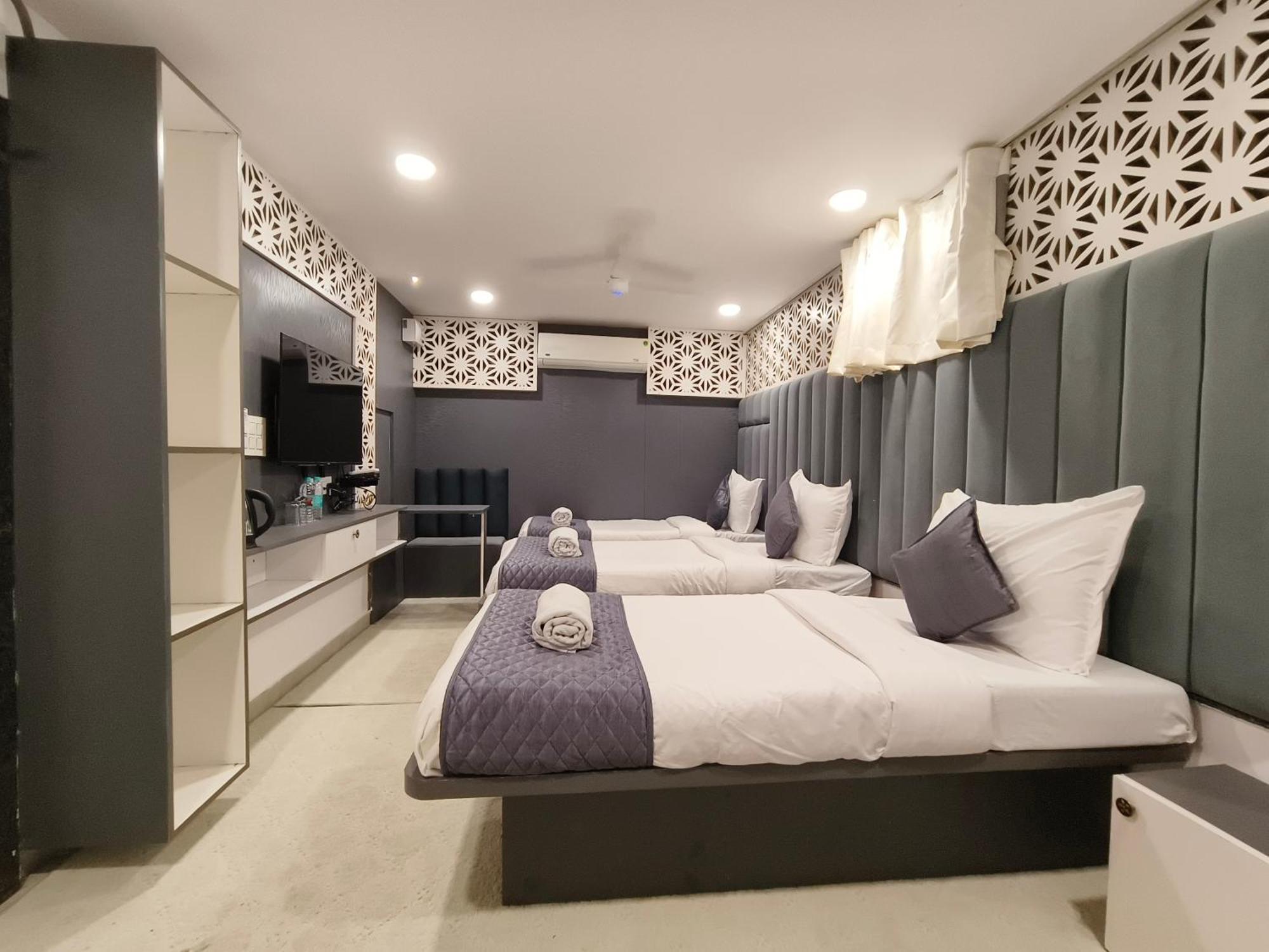 Hotel Lake View Airport Zone Хидерабад Екстериор снимка