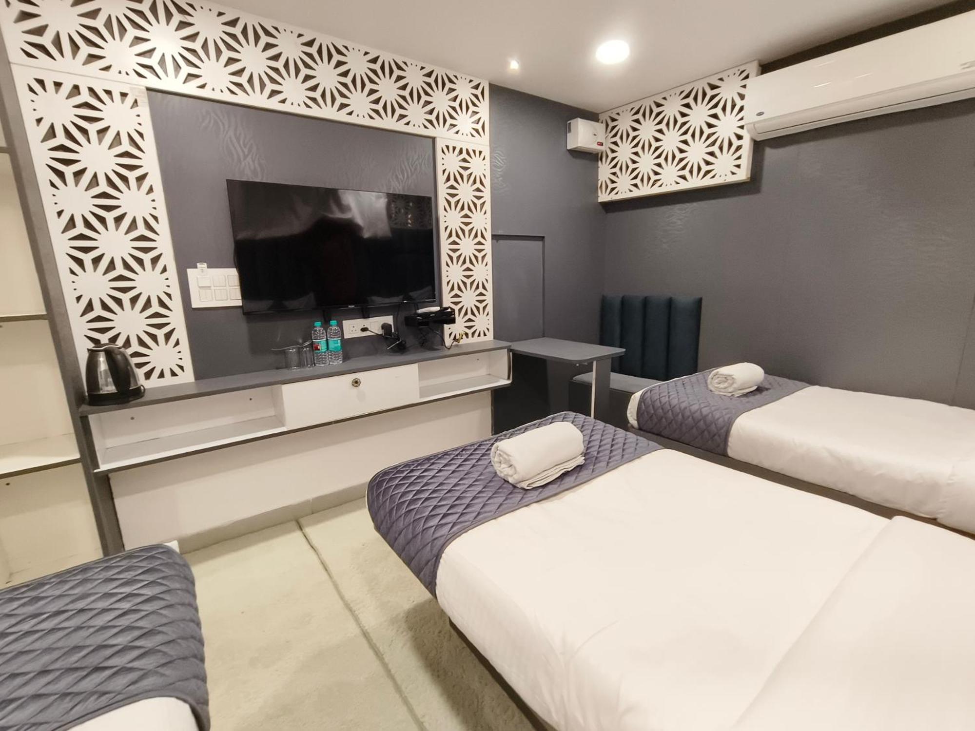 Hotel Lake View Airport Zone Хидерабад Екстериор снимка